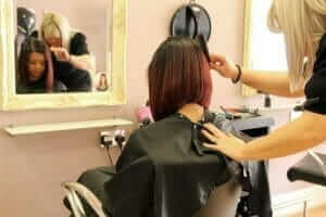 hairdresser-styling-models-hair