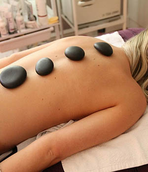 massage-using-hot-stones-holistic-treatment