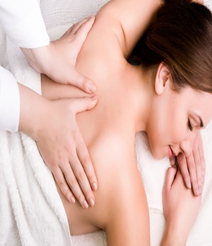 massage-using-hot-stones-holistic-treatment